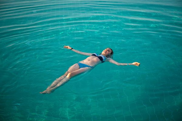 Comment les agences de voyage peuvent-elles intégrer des technologies de réalité virtuelle pour offrir des visites immersives de destinations?