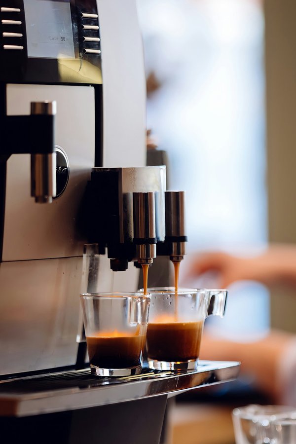 Découvrez la machine à café professionnelle multi-boissons idéale